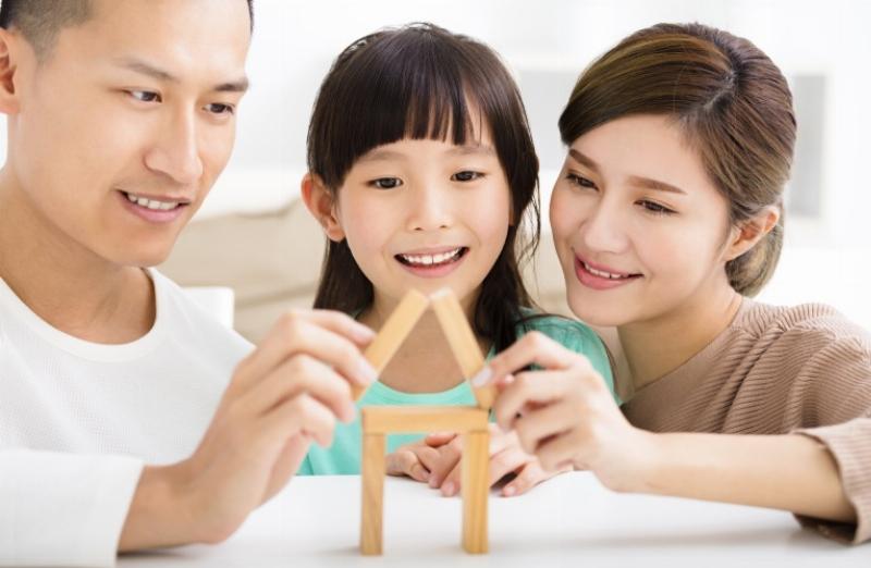 Hình ảnh một phụ huynh đang trò chuyện chân thành với con, thể hiện sự quan tâm và lắng nghe để giúp con vượt qua khó khăn
